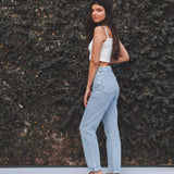Calça Mom Jeans Azul Claro Eco Denim™. Compre online moda sustentável e atemporal na Minimadeia. Roupas femininas estilosas, básicas e sustentáveis. Foto produto 04