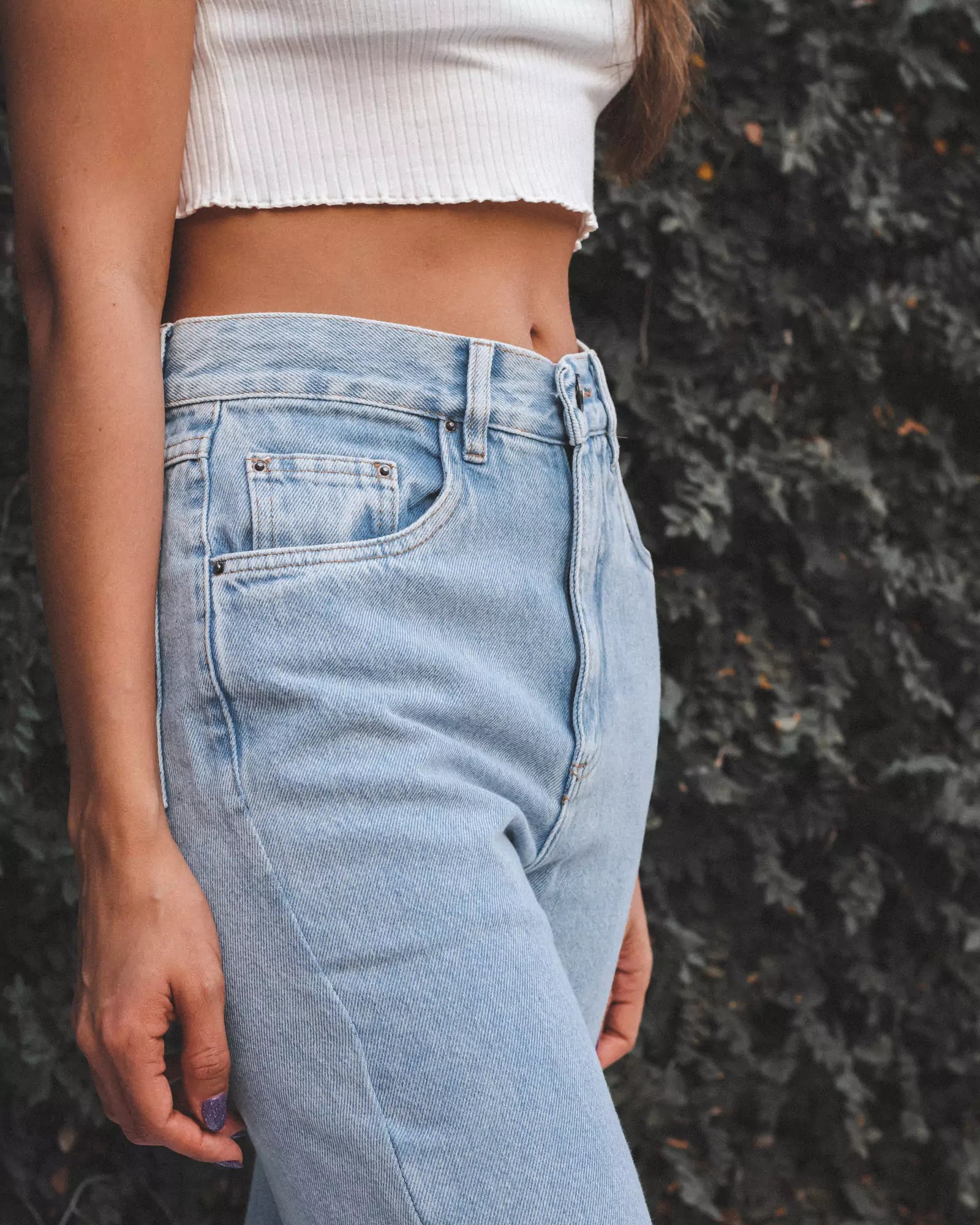 Calça Mom Jeans Azul Claro Eco Denim™. Compre online moda sustentável e atemporal na Minimadeia. Roupas femininas estilosas, básicas e sustentáveis. Foto produto 03