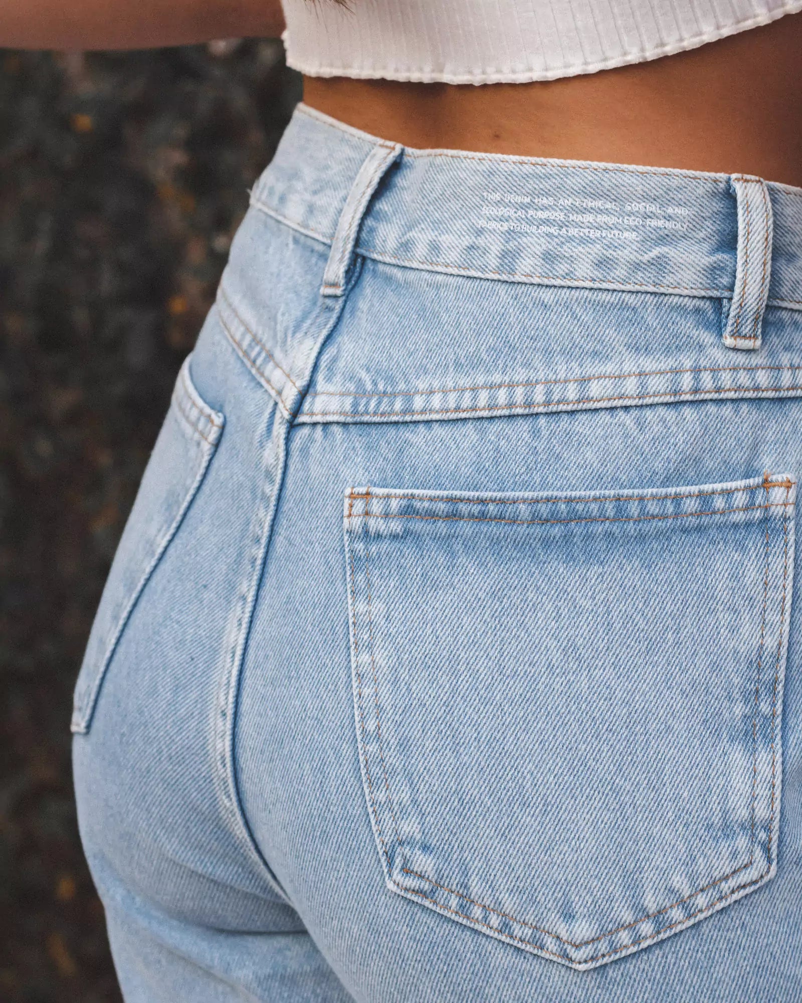 Calça Mom Jeans Azul Claro Eco Denim™. Compre online moda sustentável e atemporal na Minimadeia. Roupas femininas estilosas, básicas e sustentáveis. Foto produto 02