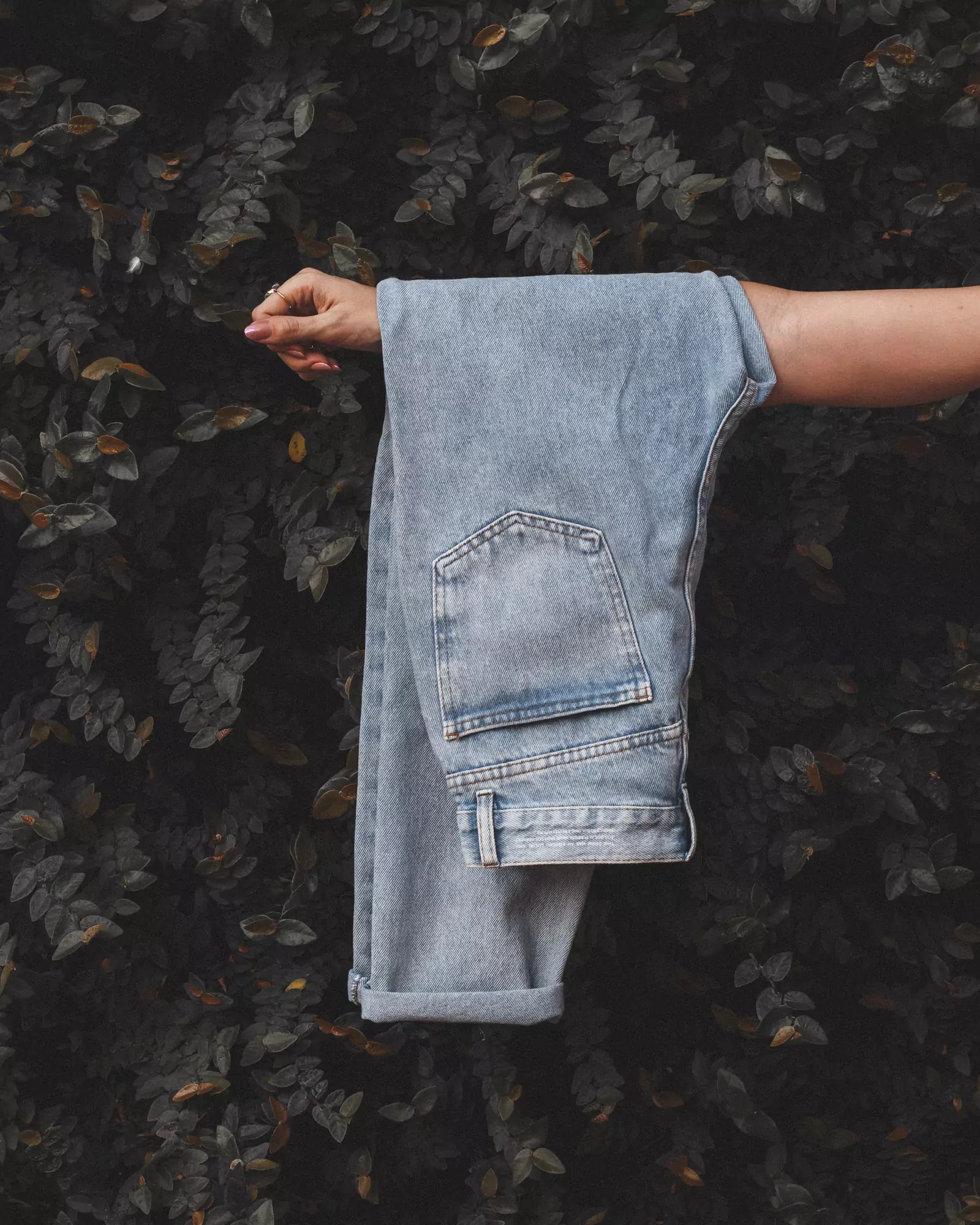 Calça Mom Jeans Azul Claro Eco Denim™. Compre online moda sustentável e atemporal na Minimadeia. Roupas femininas estilosas, básicas e sustentáveis. Foto produto 07
