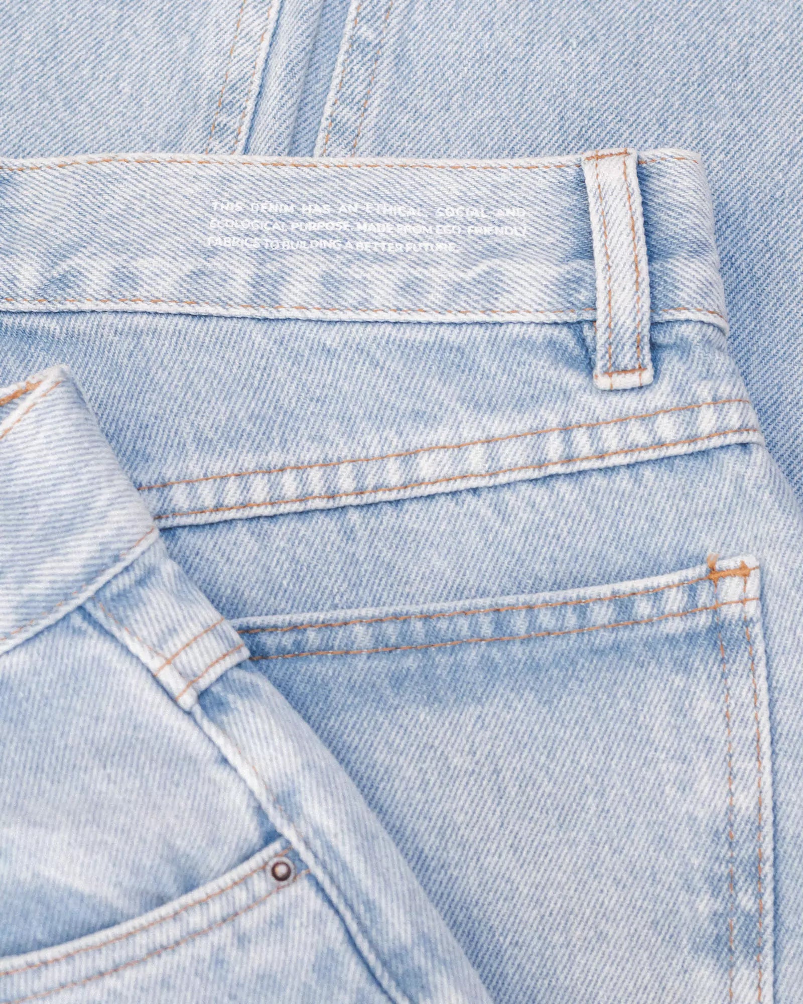 Calça Mom Jeans Azul Claro Eco Denim™. Compre online moda sustentável e atemporal na Minimadeia. Roupas femininas estilosas, básicas e sustentáveis. Foto produto destaque