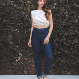 Calça Jeans Mom Azul Escuro Eco Denim™. Compre online moda sustentável e atemporal na Minimadeia. Roupas femininas estilosas, básicas e sustentáveis. Foto produto 01