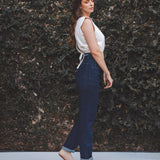 Calça Jeans Mom Azul Escuro Eco Denim™. Compre online moda sustentável e atemporal na Minimadeia. Roupas femininas estilosas, básicas e sustentáveis. Foto produto 05