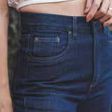 Calça Jeans Mom Azul Escuro Eco Denim™. Compre online moda sustentável e atemporal na Minimadeia. Roupas femininas estilosas, básicas e sustentáveis. Foto produto 04
