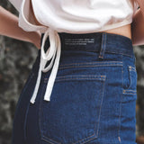 Calça Jeans Mom Azul Escuro Eco Denim™. Compre online moda sustentável e atemporal na Minimadeia. Roupas femininas estilosas, básicas e sustentáveis. Foto produto 02