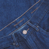 Calça Jeans Mom Azul Escuro Eco Denim™. Compre online moda sustentável e atemporal na Minimadeia. Roupas femininas estilosas, básicas e sustentáveis. Foto produto 07
