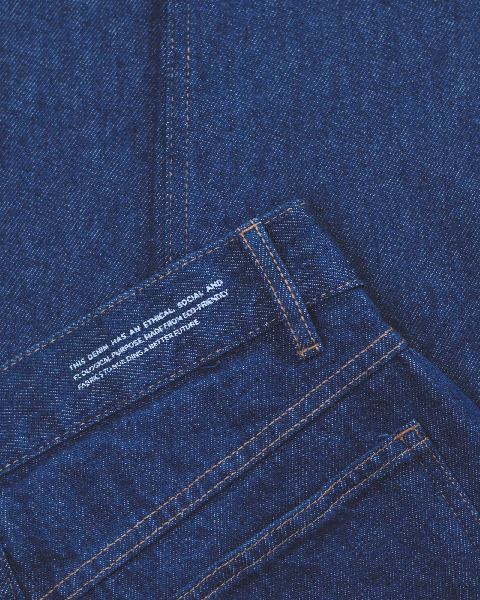 Calça Mom Jeans Azul Escuro Eco Denim™. Compre online moda sustentável e atemporal na Minimadeia. Roupas femininas estilosas, básicas e sustentáveis. Foto produto destaque