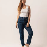 Calça Mom Jeans Barra Fio Azul Escuro Eco Denim™. Compre online moda sustentável e atemporal na Minimadeia. Roupas femininas estilosas, básicas e sustentáveis. Foto produto 04
