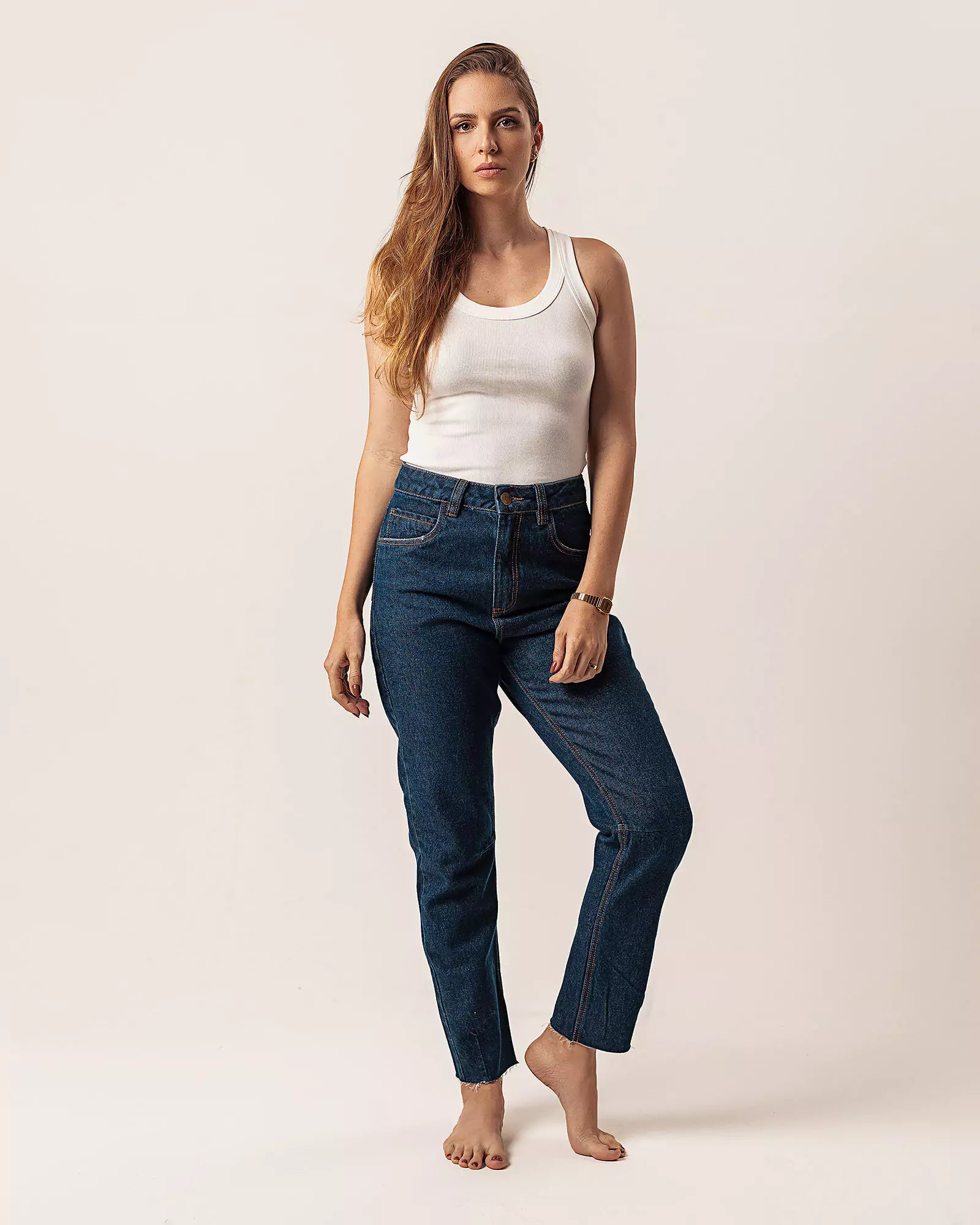 Calça Mom Jeans Barra Fio Azul Escuro Eco Denim™. Compre online moda sustentável e atemporal na Minimadeia. Roupas femininas estilosas, básicas e sustentáveis. Foto produto 04