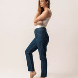 Calça Mom Jeans Barra Fio Azul Escuro Eco Denim™. Compre online moda sustentável e atemporal na Minimadeia. Roupas femininas estilosas, básicas e sustentáveis. Foto produto 01
