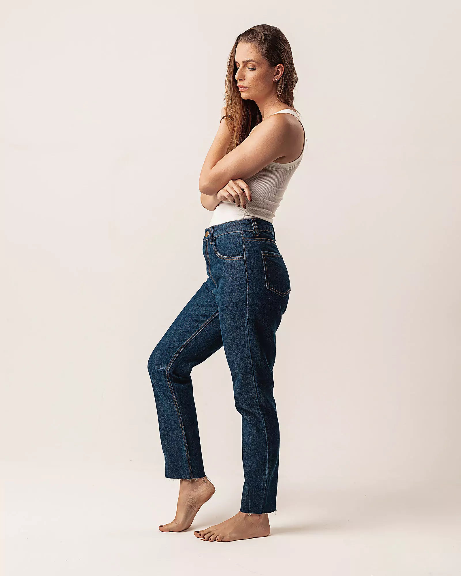 Calça Mom Jeans Barra Fio Azul Escuro Eco Denim™. Compre online moda sustentável e atemporal na Minimadeia. Roupas femininas estilosas, básicas e sustentáveis. Foto produto 01