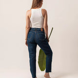 Calça Mom Jeans Barra Fio Azul Escuro Eco Denim™. Compre online moda sustentável e atemporal na Minimadeia. Roupas femininas estilosas, básicas e sustentáveis. Foto produto 05