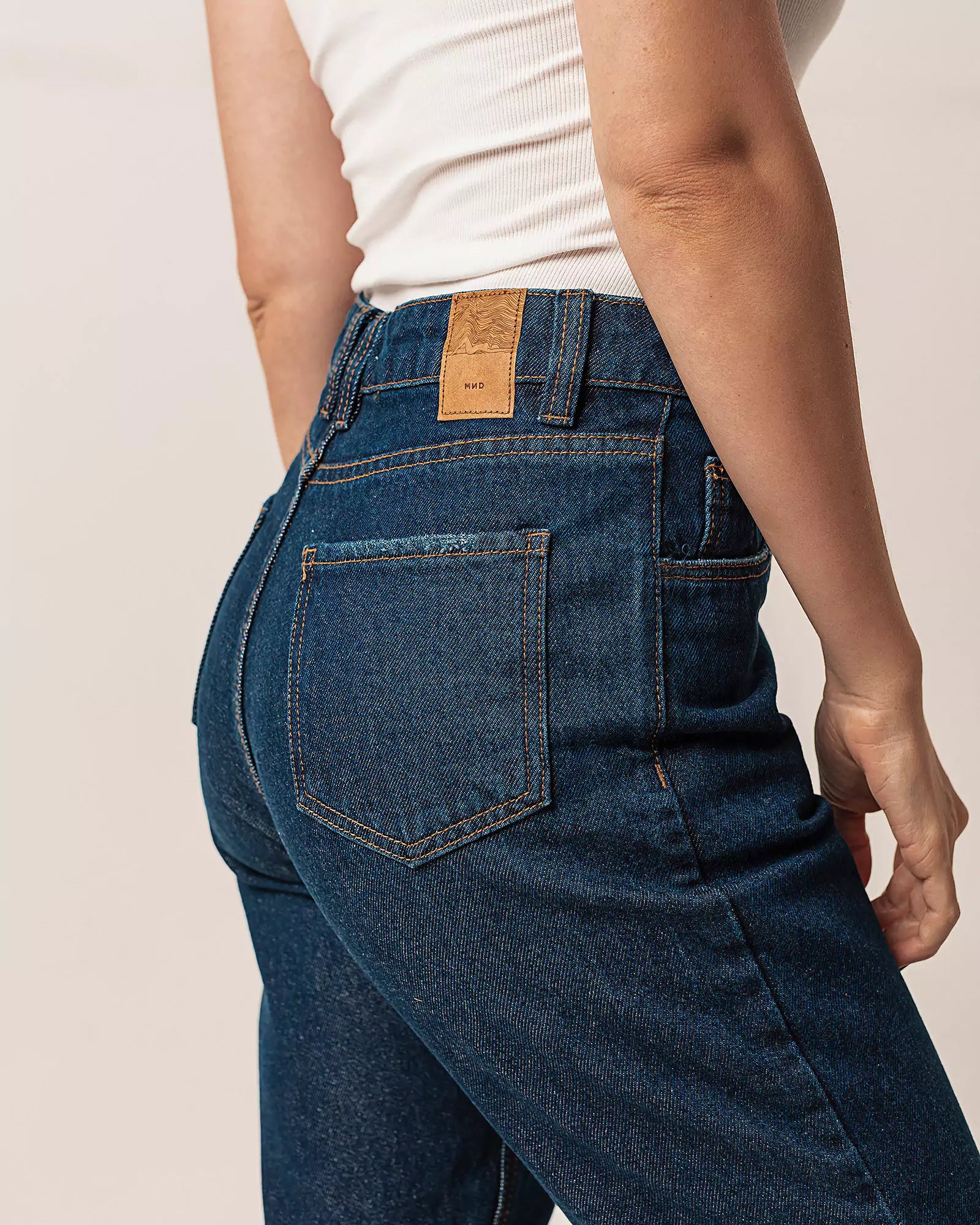 Calça Mom Jeans Barra Fio Azul Escuro Eco Denim™. Compre online moda sustentável e atemporal na Minimadeia. Roupas femininas estilosas, básicas e sustentáveis. Foto produto 02