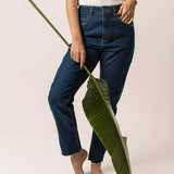 Calça Mom Jeans Barra Fio Azul Escuro Eco Denim™. Compre online moda sustentável e atemporal na Minimadeia. Roupas femininas estilosas, básicas e sustentáveis. Foto produto 06