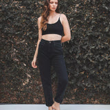 Calça Jeans Mom Preto Eco Denim™. Compre online moda sustentável e atemporal na Minimadeia. Roupas femininas estilosas, básicas e sustentáveis. Foto produto 01