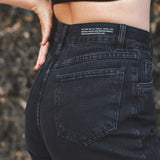 Calça Jeans Mom Preto Eco Denim™. Compre online moda sustentável e atemporal na Minimadeia. Roupas femininas estilosas, básicas e sustentáveis. Foto produto 02