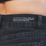 Calça Jeans Mom Preto Eco Denim™. Compre online moda sustentável e atemporal na Minimadeia. Roupas femininas estilosas, básicas e sustentáveis. Foto produto 04