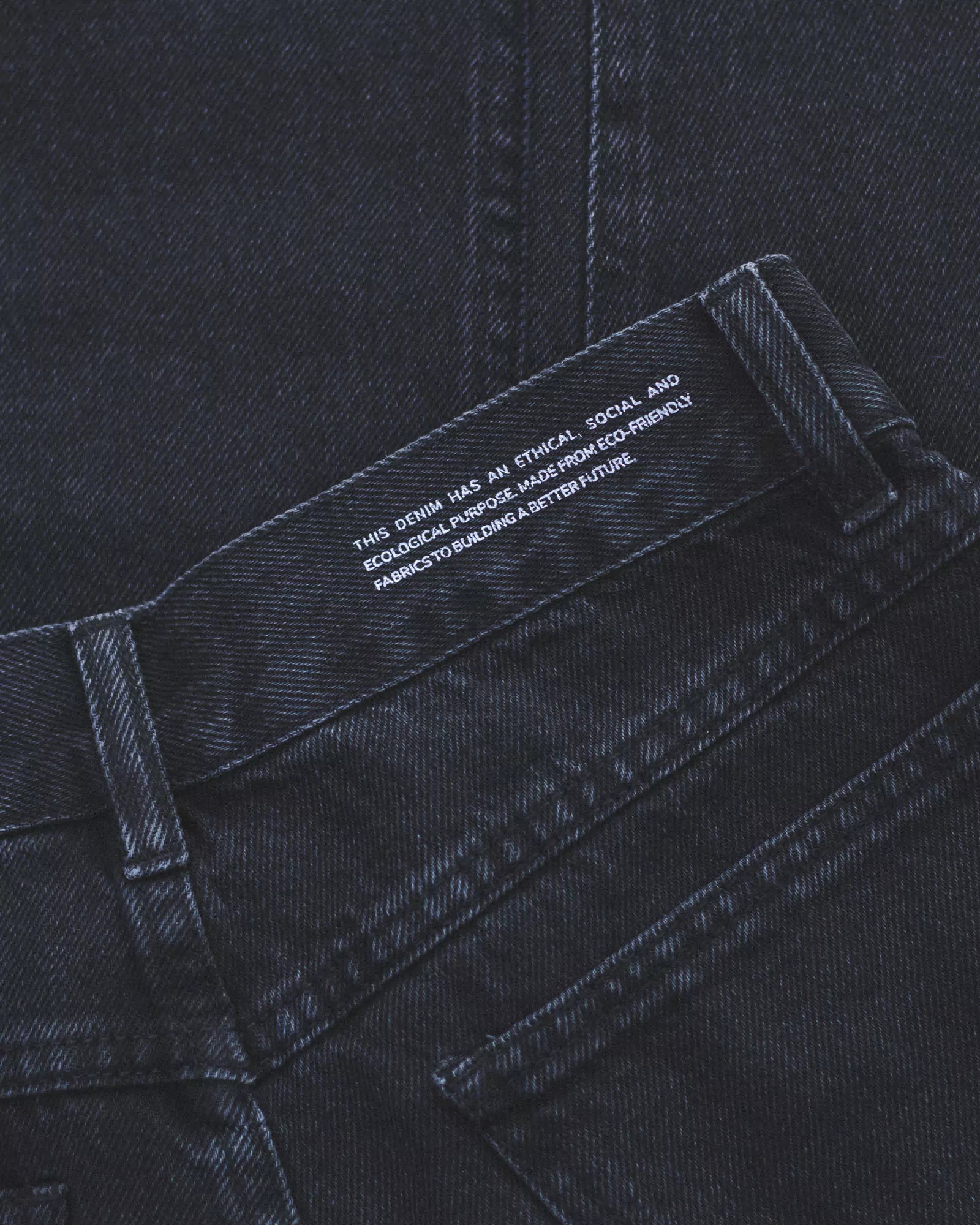Calça Mom Jeans Preto Eco Denim™. Compre online moda sustentável e atemporal na Minimadeia. Roupas femininas estilosas, básicas e sustentáveis. Foto produto destaque