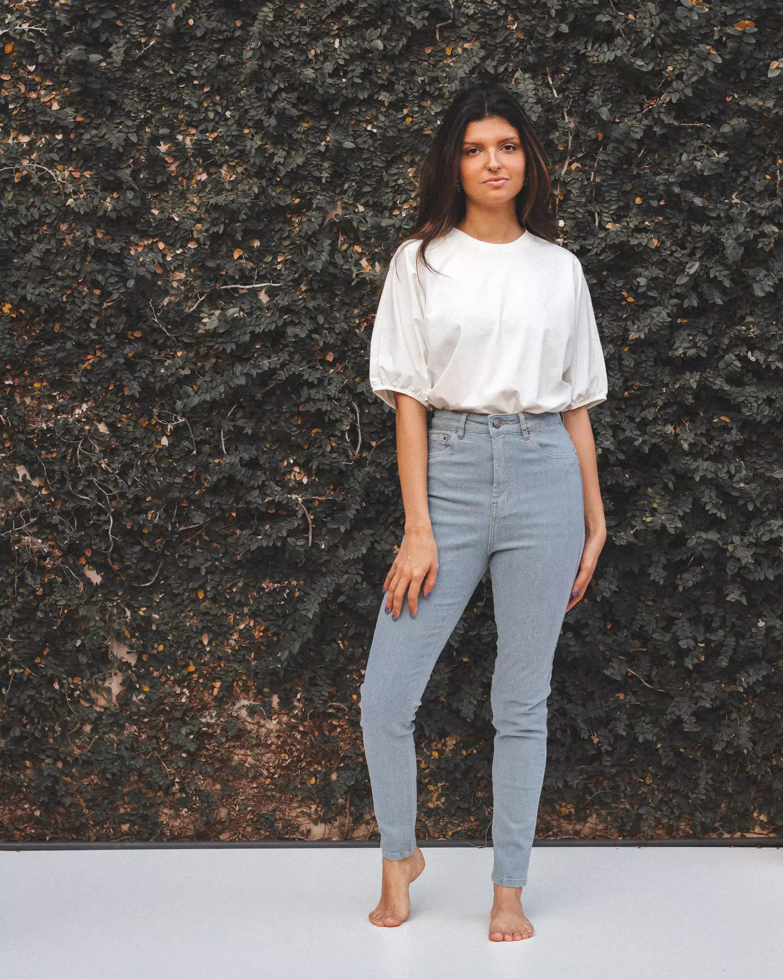 Calça Jeans Skinny Azul Claro Eco Denim™. Compre online moda sustentável e atemporal na Minimadeia. Roupas femininas estilosas, básicas e sustentáveis. Foto produto 01