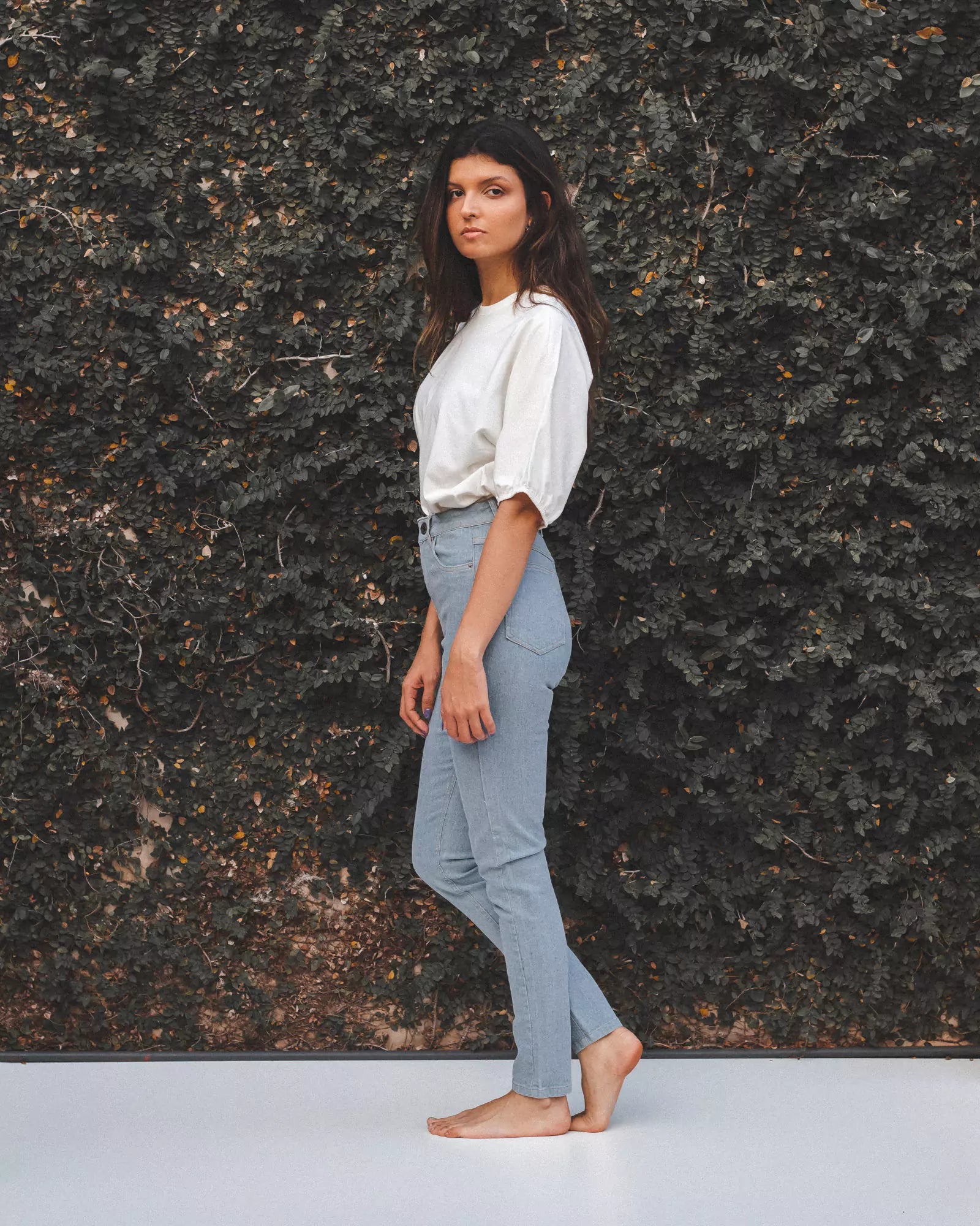 Calça Jeans Skinny Azul Claro Eco Denim™. Compre online moda sustentável e atemporal na Minimadeia. Roupas femininas estilosas, básicas e sustentáveis. Foto produto 05