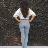 Calça Jeans Skinny Azul Claro Eco Denim™. Compre online moda sustentável e atemporal na Minimadeia. Roupas femininas estilosas, básicas e sustentáveis. Foto produto 04