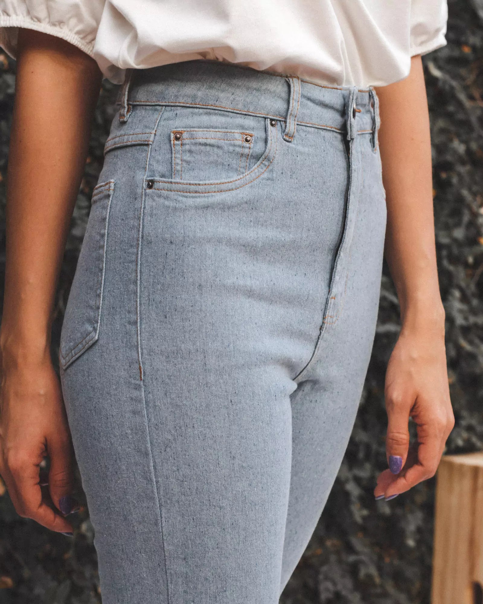 Calça Jeans Skinny Azul Claro Eco Denim™. Compre online moda sustentável e atemporal na Minimadeia. Roupas femininas estilosas, básicas e sustentáveis. Foto produto 03