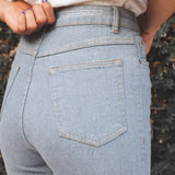Calça Jeans Skinny Azul Claro Eco Denim™. Compre online moda sustentável e atemporal na Minimadeia. Roupas femininas estilosas, básicas e sustentáveis. Foto produto 02