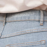 Calça Jeans Skinny Azul Claro Eco Denim™. Compre online moda sustentável e atemporal na Minimadeia. Roupas femininas estilosas, básicas e sustentáveis. Foto produto 06
