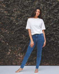 Calça Jeans Skinny Azul Médio Eco Denim™. Compre online moda sustentável e atemporal na Minimadeia. Roupas femininas estilosas, básicas e sustentáveis. Foto produto 01