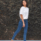 Calça Jeans Skinny Azul Médio Eco Denim™. Compre online moda sustentável e atemporal na Minimadeia. Roupas femininas estilosas, básicas e sustentáveis. Foto produto 04
