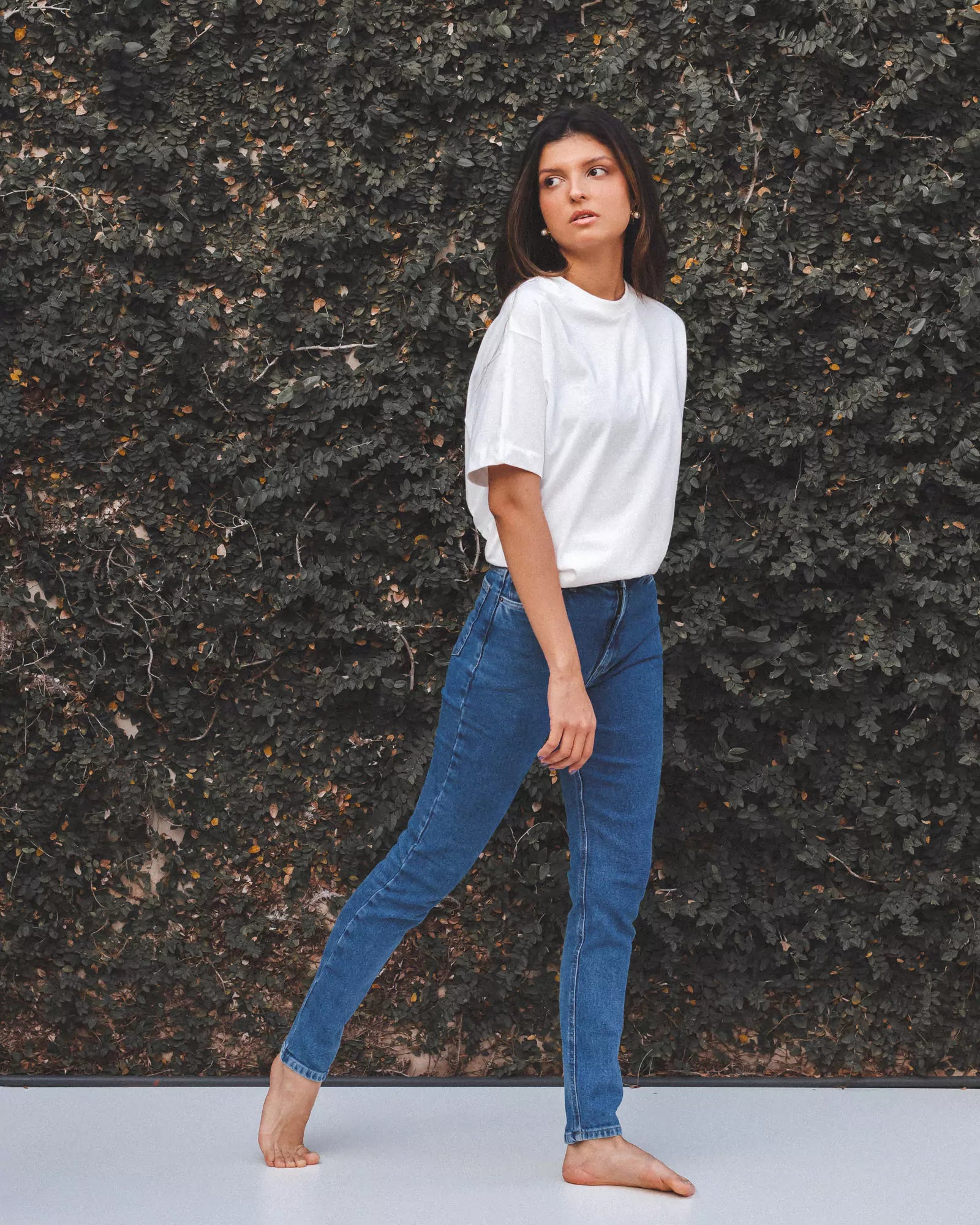 Calça Jeans Skinny Azul Médio Eco Denim™. Compre online moda sustentável e atemporal na Minimadeia. Roupas femininas estilosas, básicas e sustentáveis. Foto produto 04