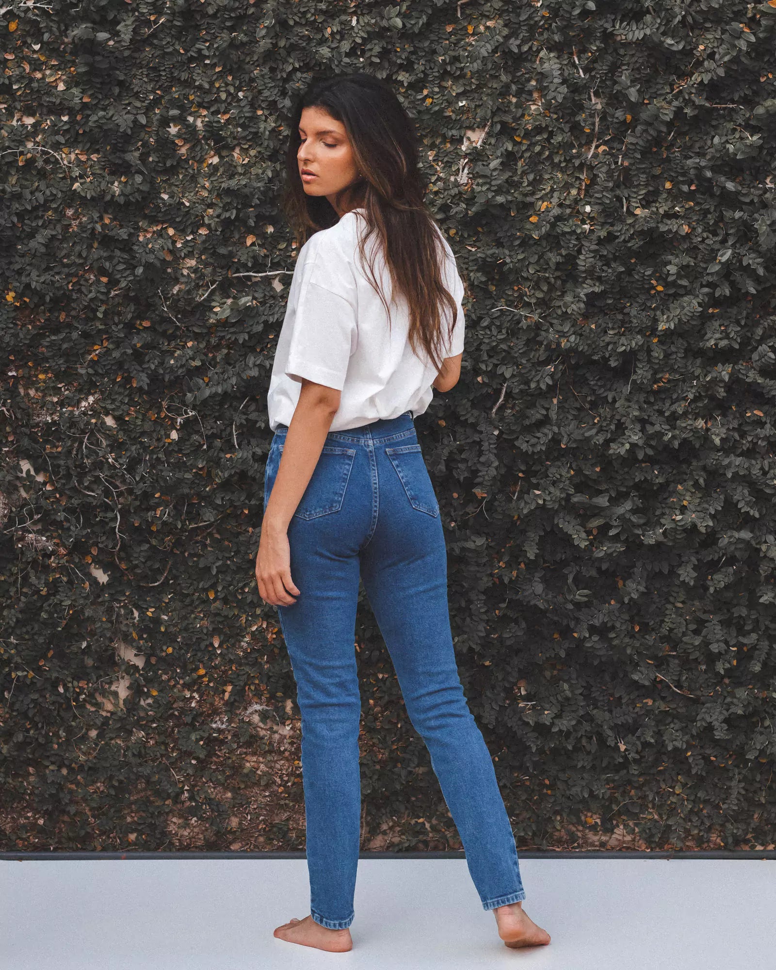 Calça Jeans Skinny Azul Médio Eco Denim™. Compre online moda sustentável e atemporal na Minimadeia. Roupas femininas estilosas, básicas e sustentáveis. Foto produto 05