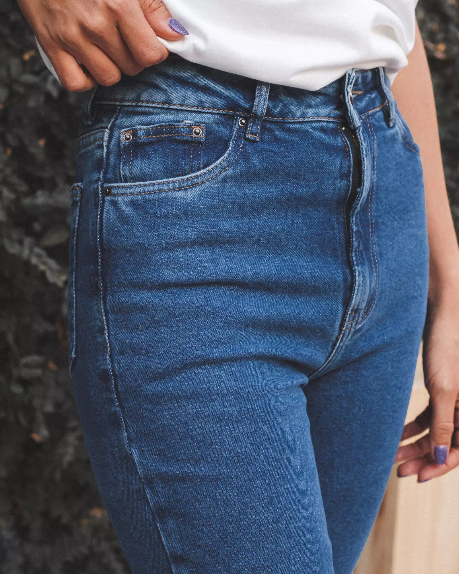 Calça Jeans Skinny Azul Médio Eco Denim™. Compre online moda sustentável e atemporal na Minimadeia. Roupas femininas estilosas, básicas e sustentáveis. Foto produto 02
