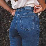 Calça Jeans Skinny Azul Médio Eco Denim™. Compre online moda sustentável e atemporal na Minimadeia. Roupas femininas estilosas, básicas e sustentáveis. Foto produto 03