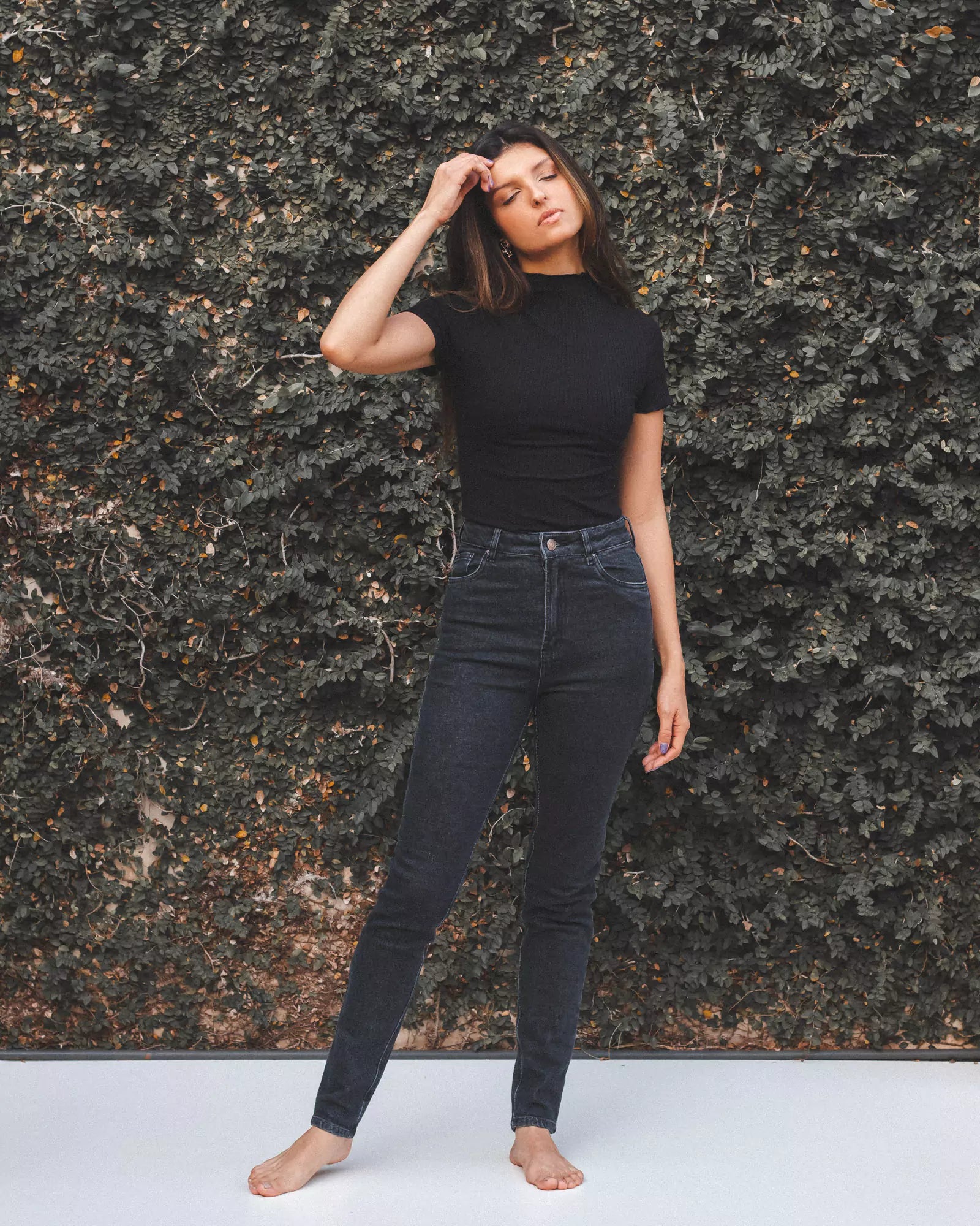 Calça Jeans Skinny Preto Eco Denim™. Compre online moda sustentável e atemporal na Minimadeia. Roupas femininas estilosas, básicas e sustentáveis. Foto produto 01
