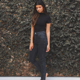 Calça Jeans Skinny Preto Eco Denim™. Compre online moda sustentável e atemporal na Minimadeia. Roupas femininas estilosas, básicas e sustentáveis. Foto produto 05