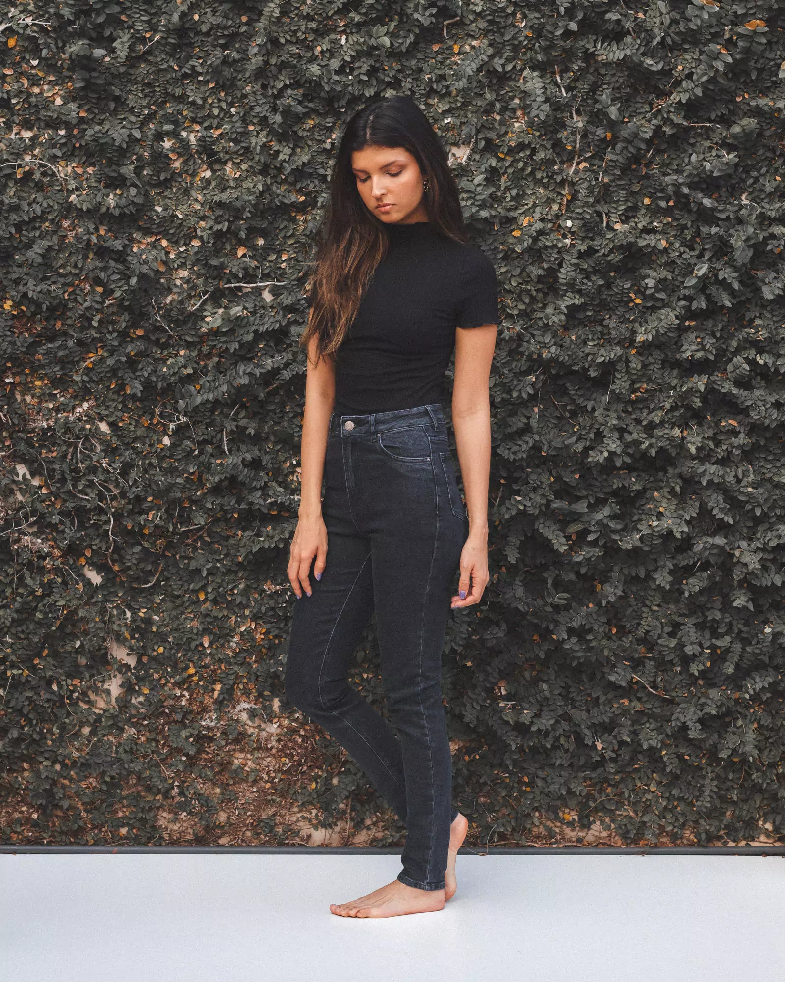 Calça Jeans Skinny Preto Eco Denim™. Compre online moda sustentável e atemporal na Minimadeia. Roupas femininas estilosas, básicas e sustentáveis. Foto produto 05