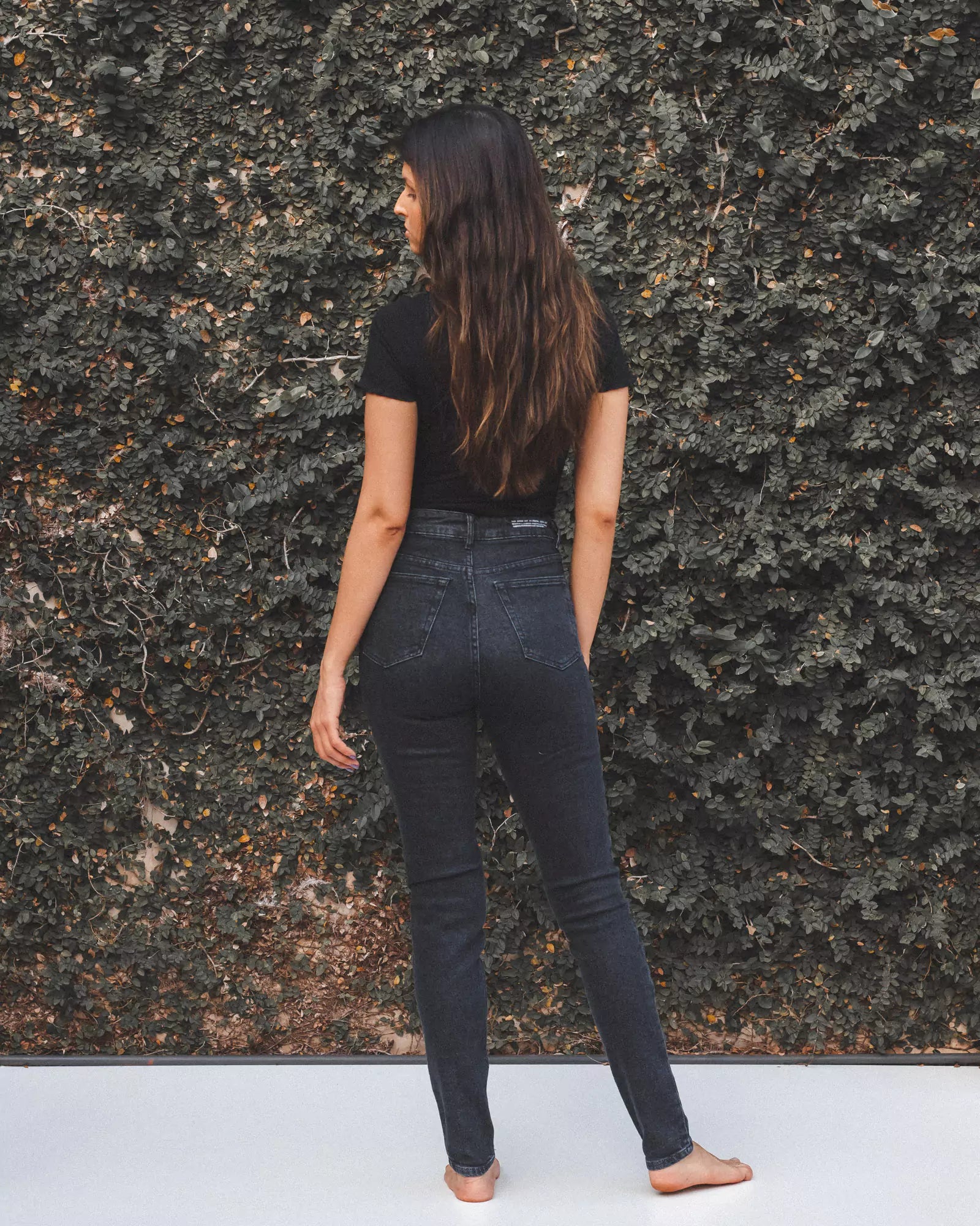 Calça Jeans Skinny Preto Eco Denim™. Compre online moda sustentável e atemporal na Minimadeia. Roupas femininas estilosas, básicas e sustentáveis. Foto produto 04