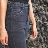 Calça Jeans Skinny Preto Eco Denim™. Compre online moda sustentável e atemporal na Minimadeia. Roupas femininas estilosas, básicas e sustentáveis. Foto produto 03