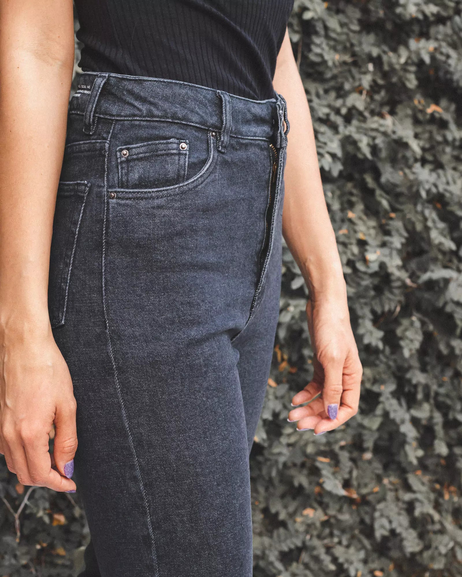 Calça Jeans Skinny Preto Eco Denim™. Compre online moda sustentável e atemporal na Minimadeia. Roupas femininas estilosas, básicas e sustentáveis. Foto produto 03