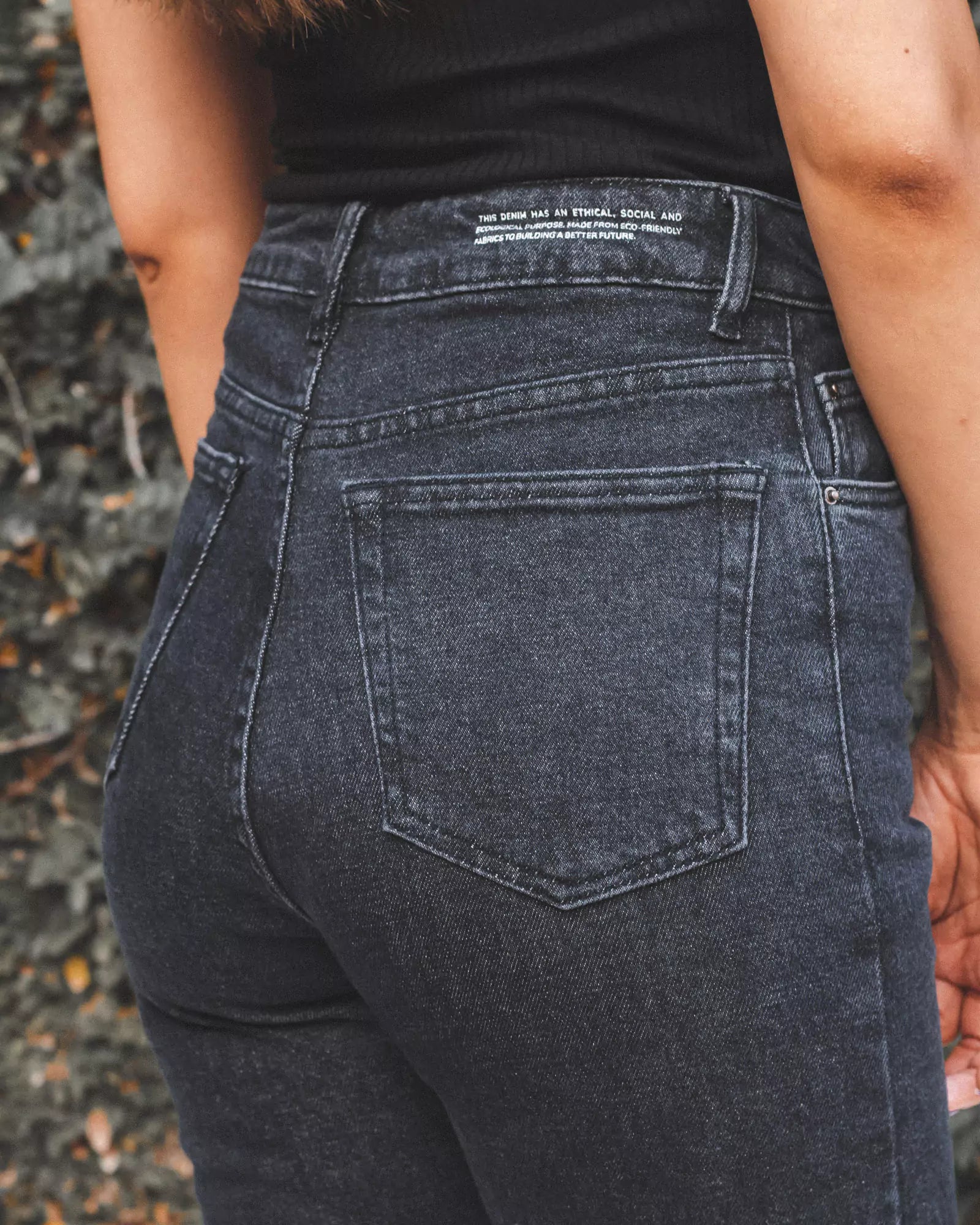 Calça Jeans Skinny Preto Eco Denim™. Compre online moda sustentável e atemporal na Minimadeia. Roupas femininas estilosas, básicas e sustentáveis. Foto produto 02