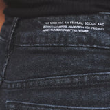 Calça Jeans Skinny Preto Eco Denim™. Compre online moda sustentável e atemporal na Minimadeia. Roupas femininas estilosas, básicas e sustentáveis. Foto produto 06