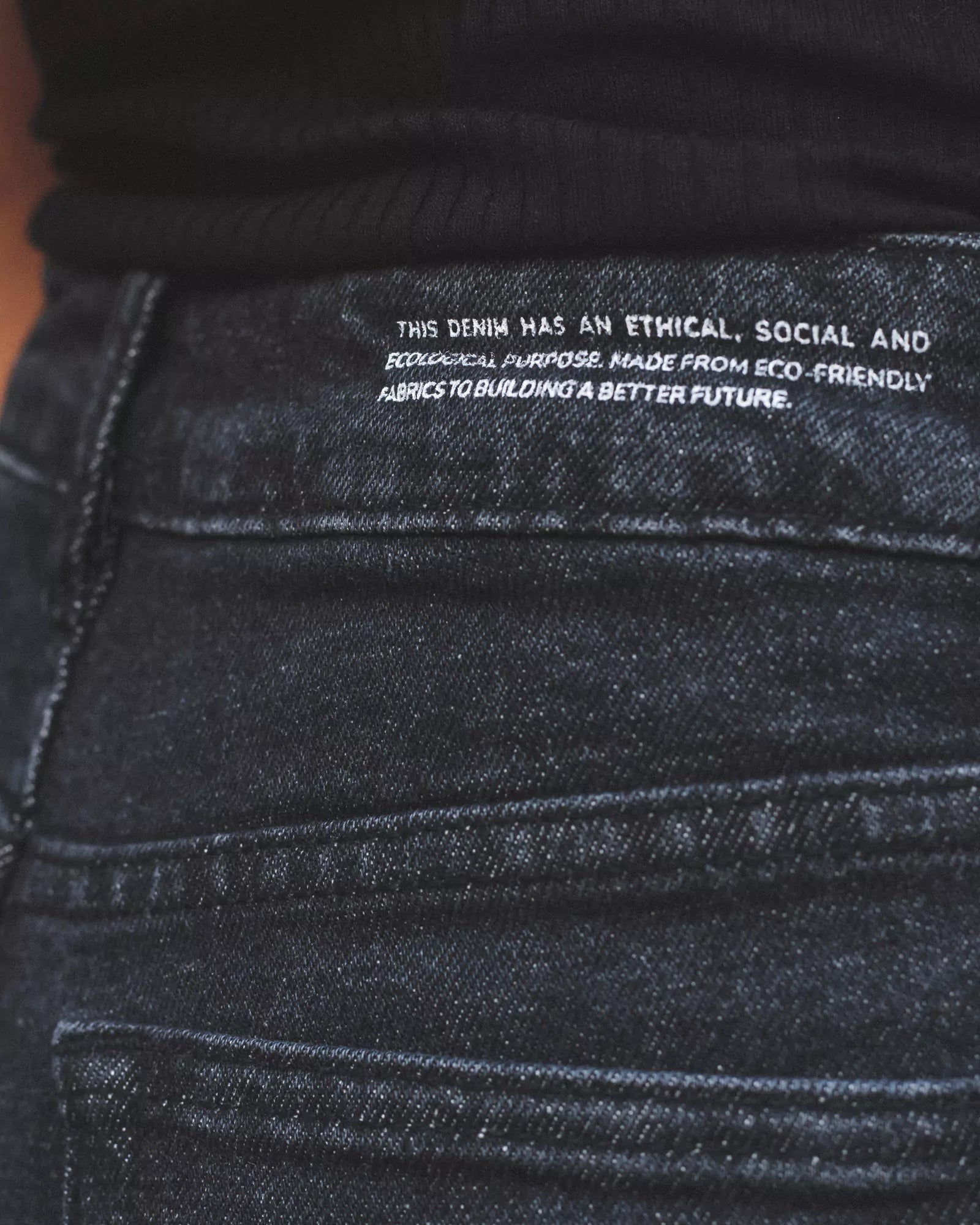 Calça Jeans Skinny Preto Eco Denim™. Compre online moda sustentável e atemporal na Minimadeia. Roupas femininas estilosas, básicas e sustentáveis. Foto produto 06