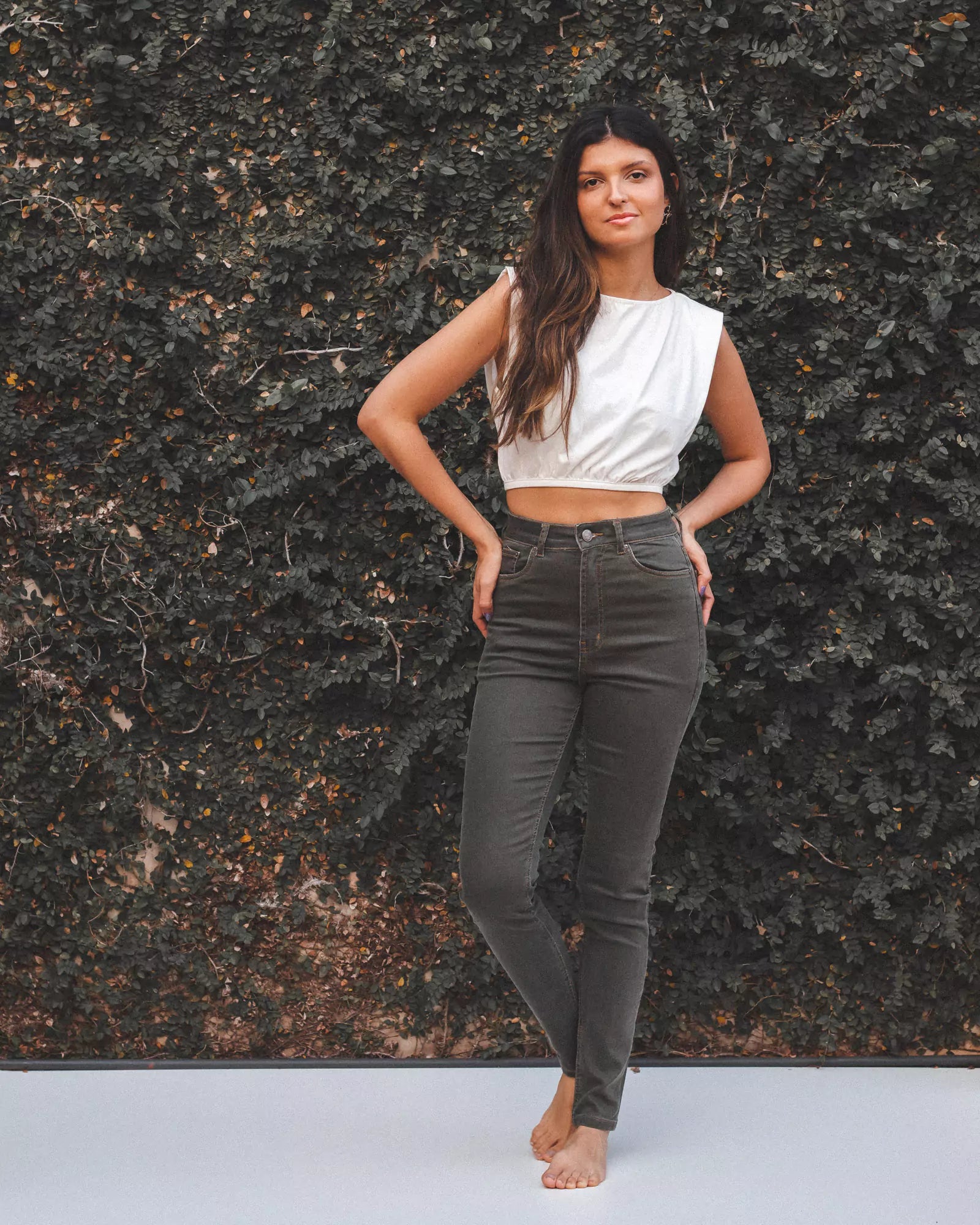Calça Jeans Skinny Verde Escuro Eco Denim™. Compre online moda sustentável e atemporal na Minimadeia. Roupas femininas estilosas, básicas e sustentáveis. Foto produto 01