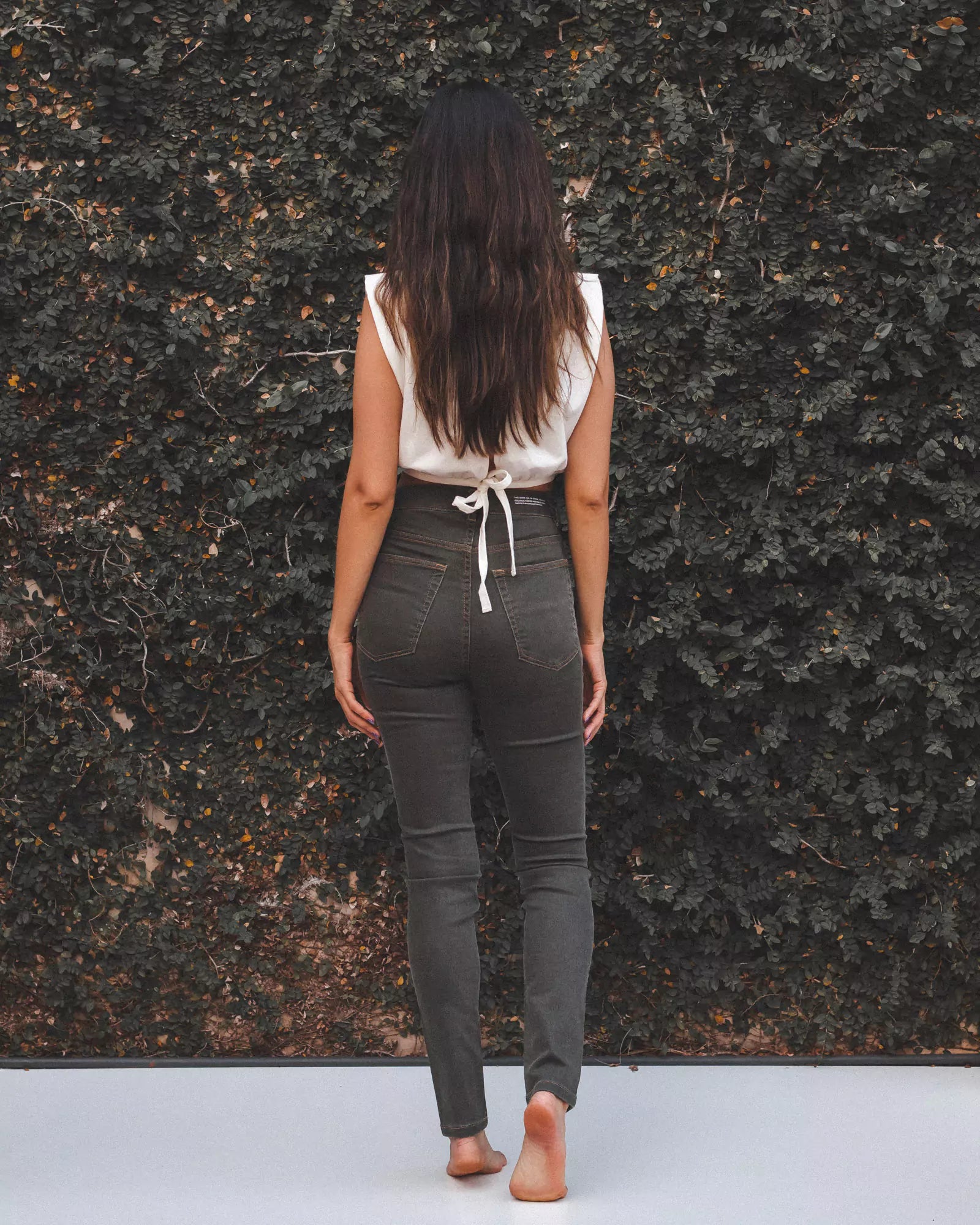 Calça Jeans Skinny Verde Escuro Eco Denim™. Compre online moda sustentável e atemporal na Minimadeia. Roupas femininas estilosas, básicas e sustentáveis. Foto produto 04