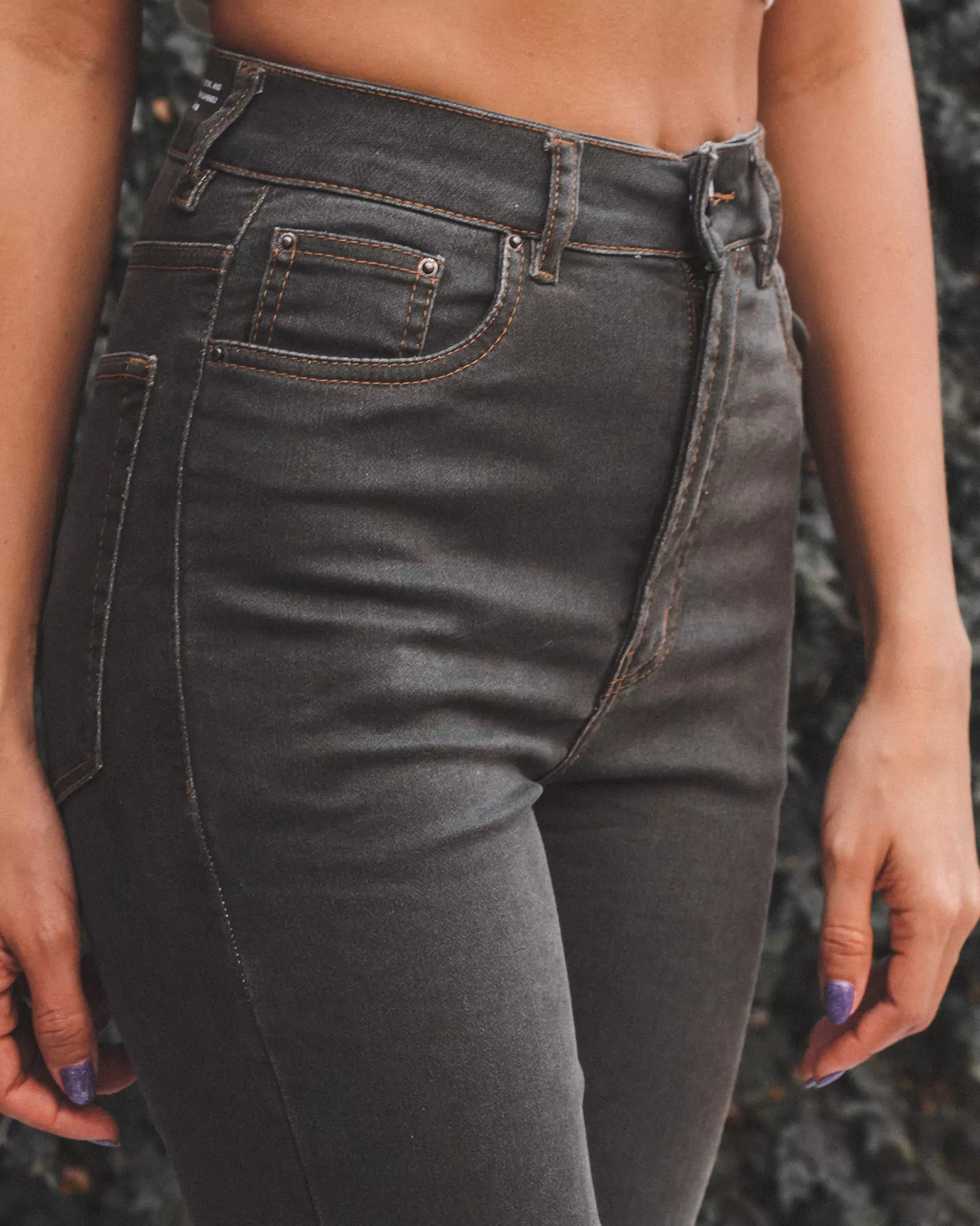 Calça Jeans Skinny Verde Escuro Eco Denim™. Compre online moda sustentável e atemporal na Minimadeia. Roupas femininas estilosas, básicas e sustentáveis. Foto produto 03