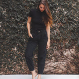 Calça Jeans Slouchy Preto Eco Denim™. Compre online moda sustentável e atemporal na Minimadeia. Roupas femininas estilosas, básicas e sustentáveis. Foto produto 06