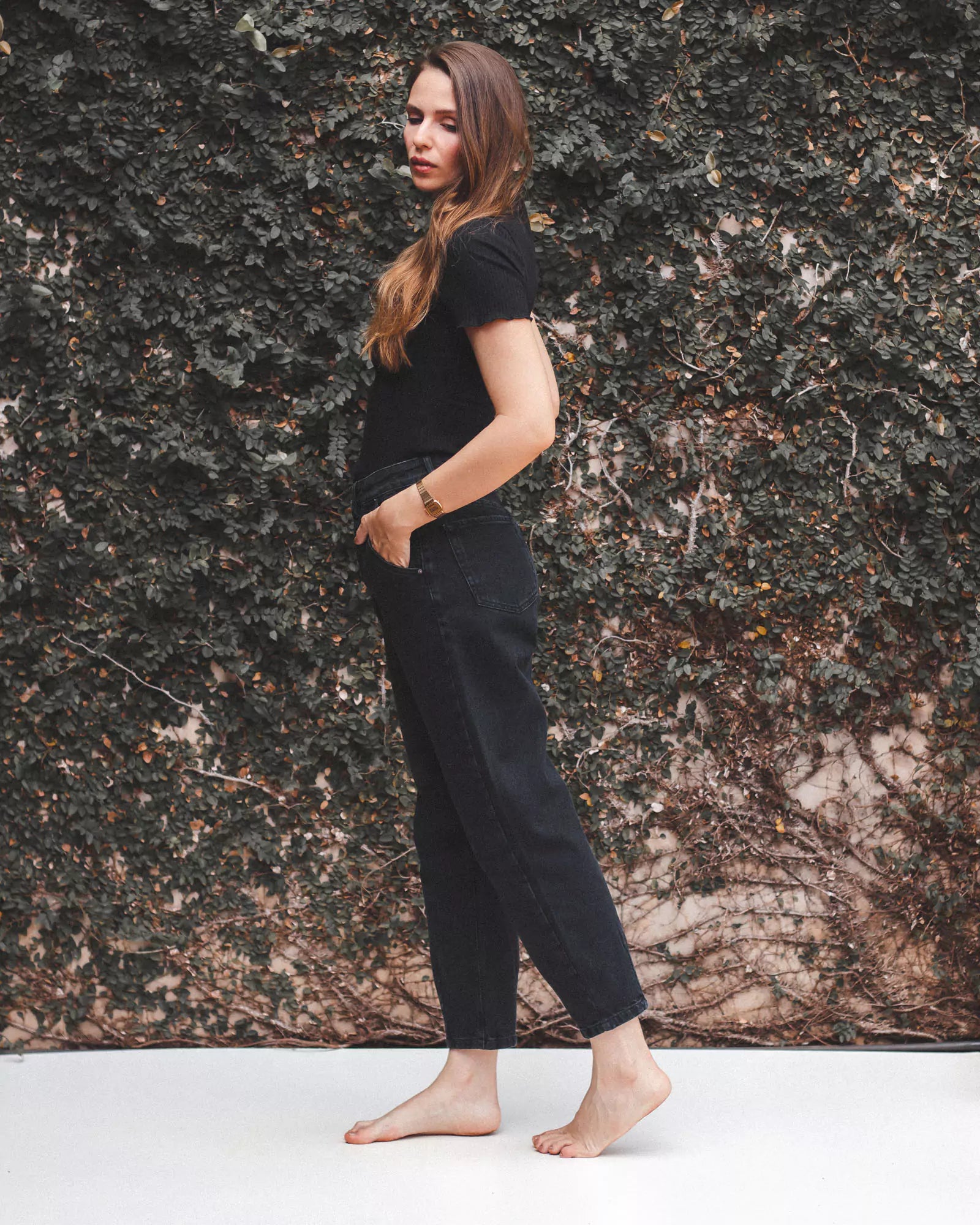 Calça Jeans Slouchy Preto Eco Denim™. Compre online moda sustentável e atemporal na Minimadeia. Roupas femininas estilosas, básicas e sustentáveis. Foto produto 04