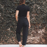 Calça Jeans Slouchy Preto Eco Denim™. Compre online moda sustentável e atemporal na Minimadeia. Roupas femininas estilosas, básicas e sustentáveis. Foto produto 05