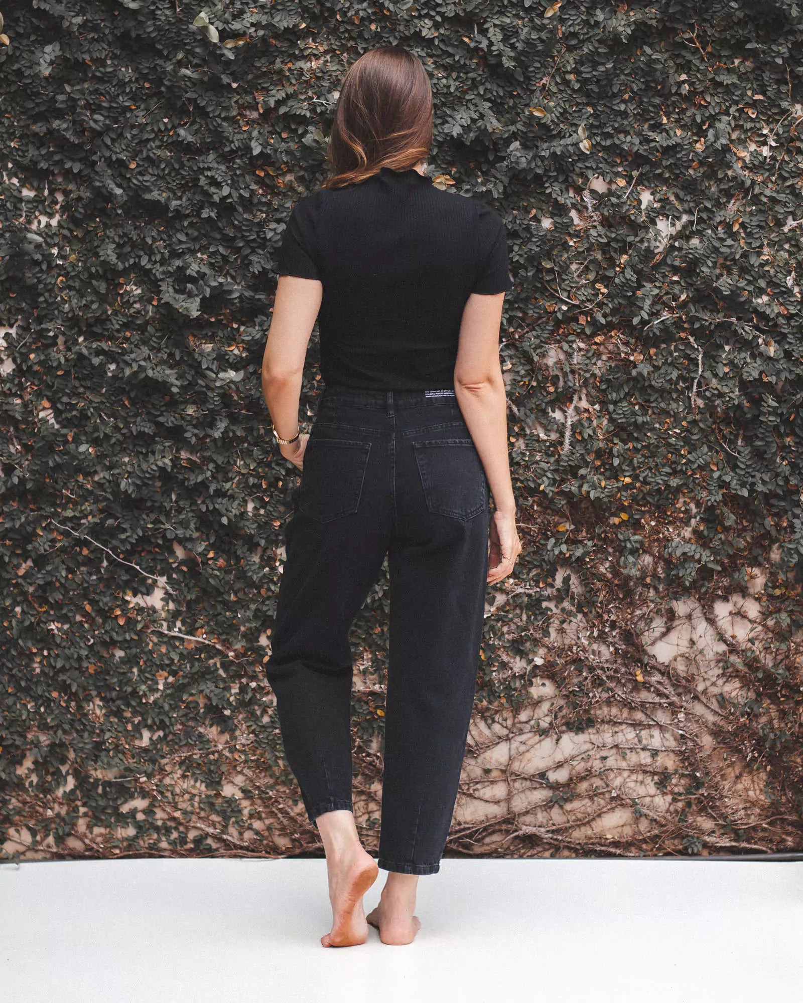 Calça Jeans Slouchy Preto Eco Denim™. Compre online moda sustentável e atemporal na Minimadeia. Roupas femininas estilosas, básicas e sustentáveis. Foto produto 05